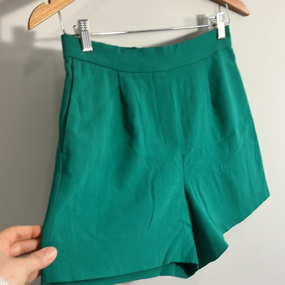 Aritzia Babaton Cohen shorts kelly green size 4 - Picture 2 of 5